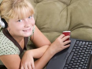 criança aprendendo mexer no computador